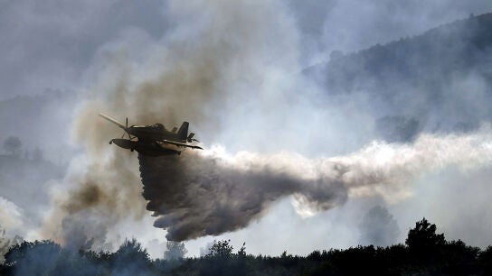 Un hidroavi&oacute;n trabaja en las labores de extinci&oacute;n del incendio declarado en Calles