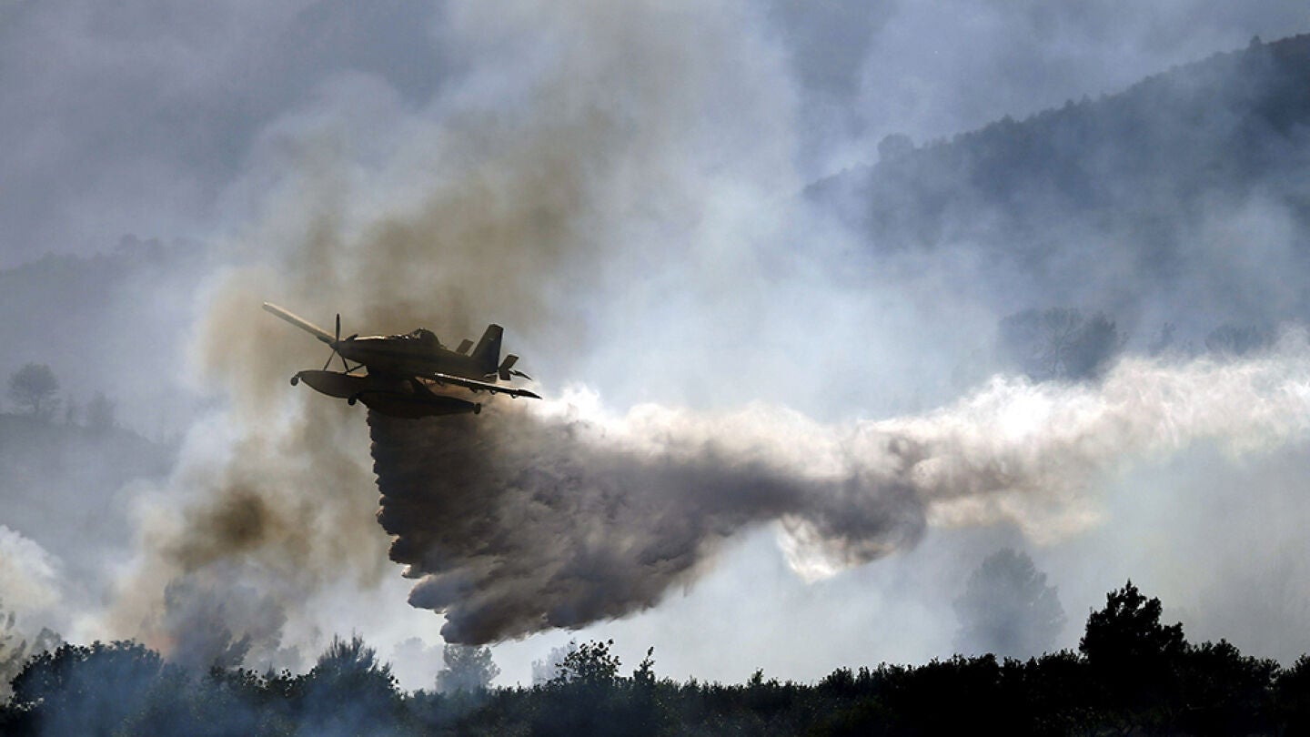 Un hidroavi&oacute;n trabaja en las labores de extinci&oacute;n del incendio declarado en Calles