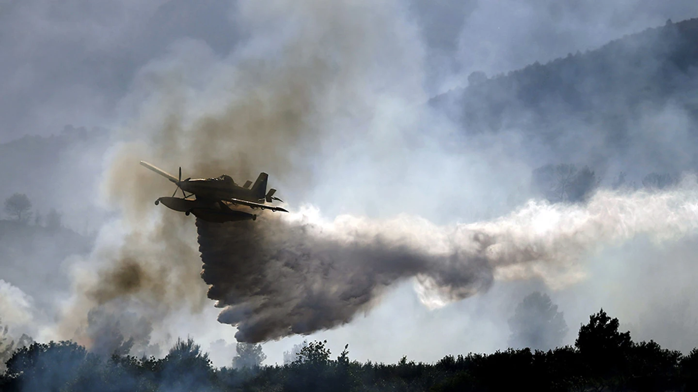 Un hidroavión trabaja en las labores de extinción del incendio declarado en Calles Un hidroavión trabaja en las labores de extinción del incendio declarado en Calles
