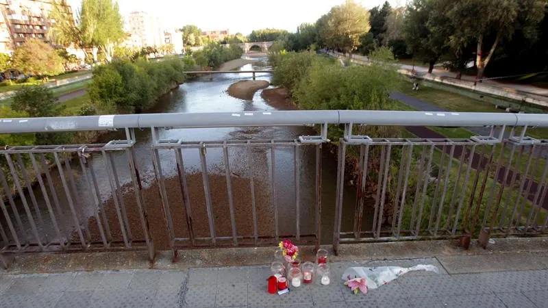 Flores y velas en el lugar en el que fue asesinada Isabel Carrasco