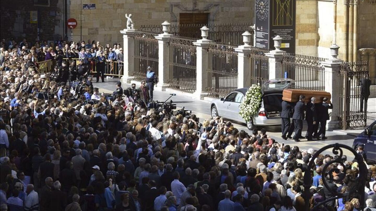 El f&eacute;retro de Isabel Carrasco entra en la catedral de Le&oacute;n