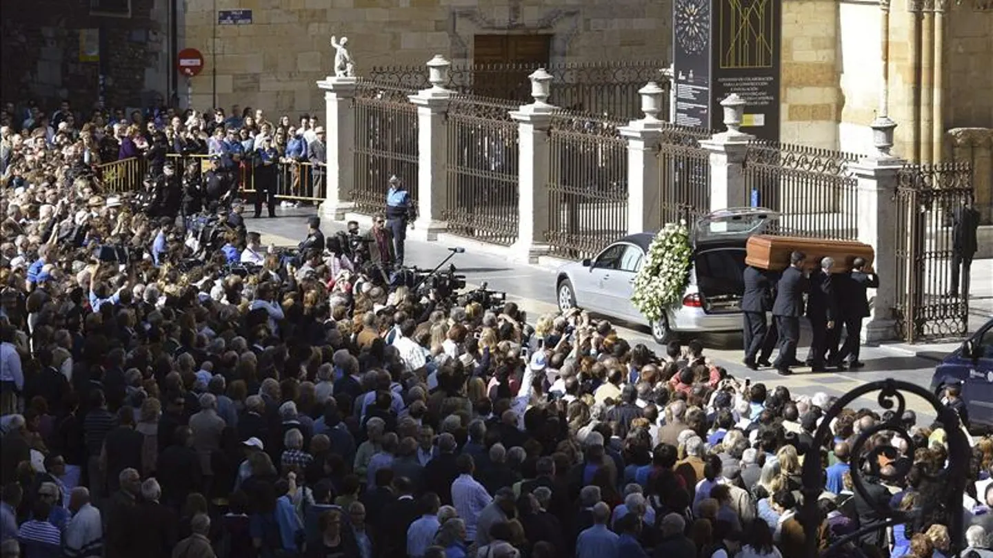 El féretro de Isabel Carrasco entra en la catedral de León El féretro de Isabel Carrasco entra en la catedral de León