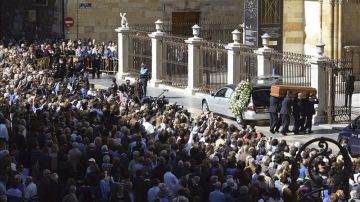 El féretro de Isabel Carrasco entra en la catedral de León