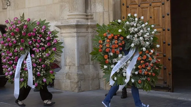 Coronas de flores por el funeral de Isabel Carrasco