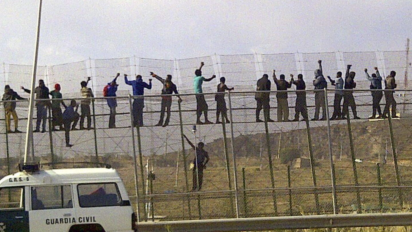 Entran en Melilla 15 inmigrantes tras saltar la valla fronteriza