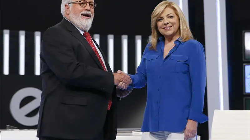 Arias Cañete y Valenciano se dan la mano