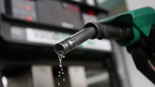 Imagen de archivo de una persona echando gasolina. Imagen de archivo de una persona echando gasolina.