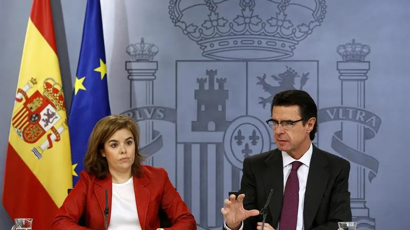 Soraya Sáenz de Santamaría junto a José Manuel Soria en Moncloa