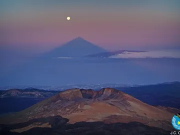 Imagen de la sombra del Teide cerca de a Imagen de la sombra del Teide cerca de a