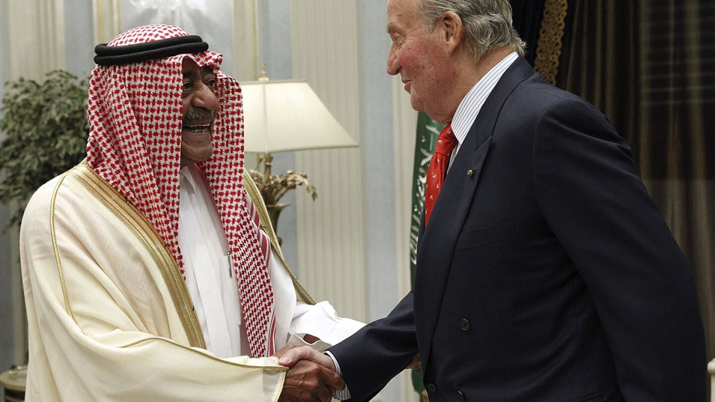 El rey Juan Carlos saluda al pr&iacute;ncipe Muqrin bin Abdulaziz Al Saud 