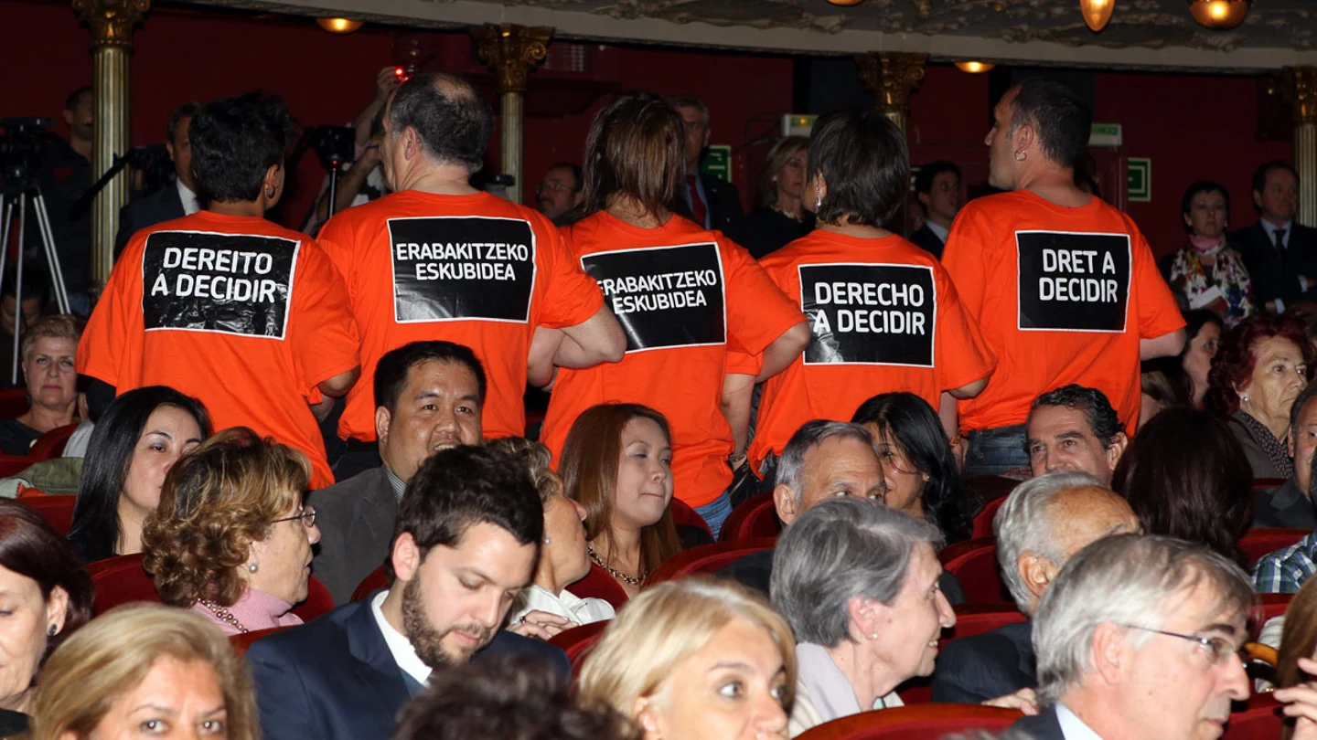 Miembros de EH Bildu interrumpen una entrega de premios en Bilbao con el Príncipe Miembros de EH Bildu interrumpen una entrega de premios en Bilbao con el Príncipe