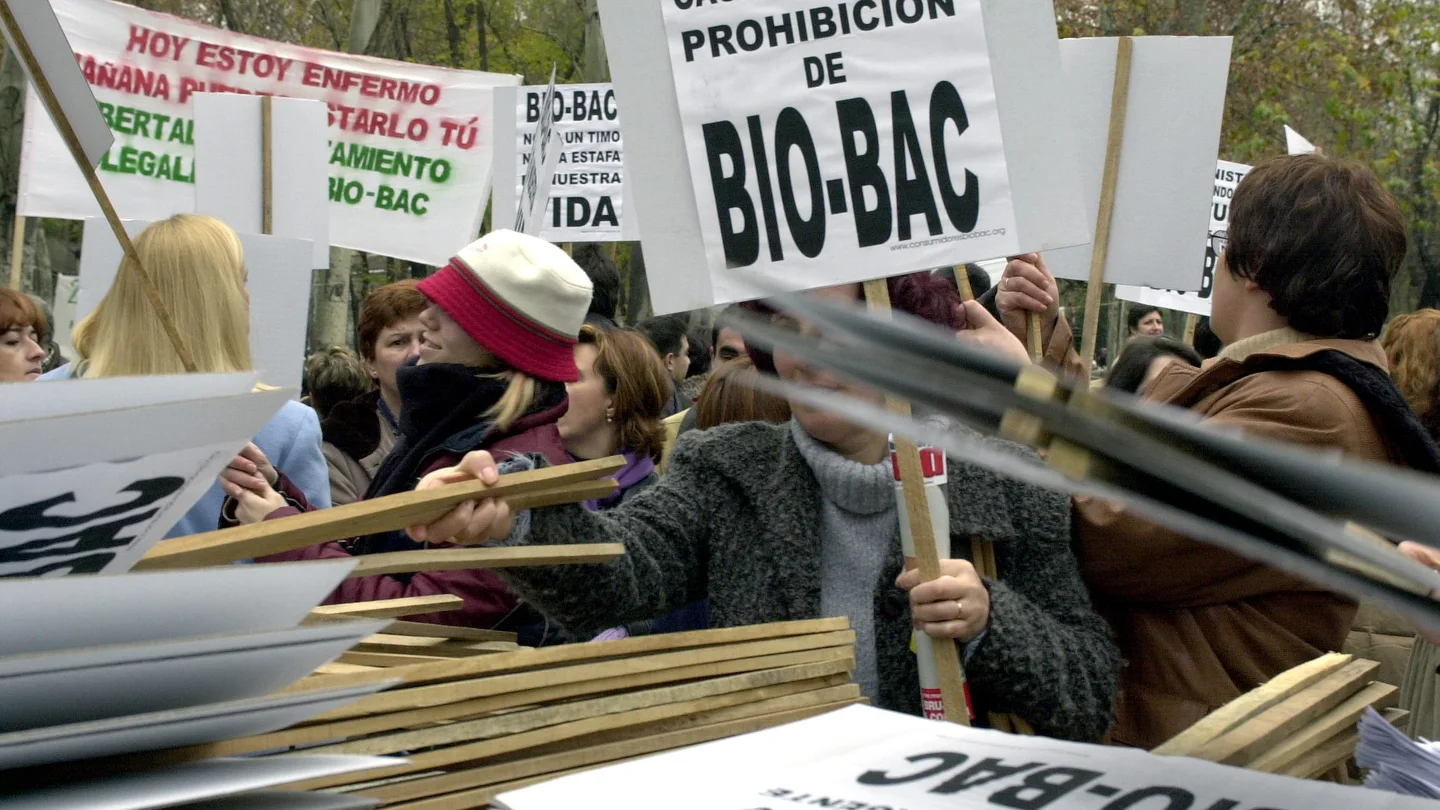 Concentración de afectados por la retirada de Bio-Bac ante el Ministerio de Sanidad, en 2003 Concentración de afectados por la retirada de Bio-Bac ante el Ministerio de Sanidad, en 2003
