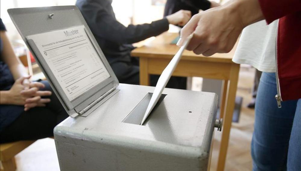 Una mujer vota en referéndum en Suiza