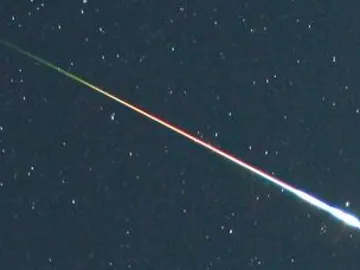 magen de una “bola de fuego” (fireball) surcando el cielo esto es, una estrella fugaz extremadamente brillante magen de una “bola de fuego” (fireball) surcando el cielo esto es, una estrella fugaz extremadamente brillante