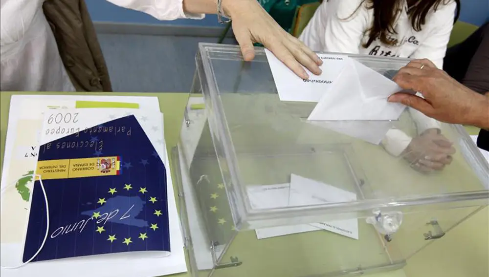 Votantes en una mesa electoral en las elecciones europeas de 2009 Votantes en una mesa electoral en las elecciones europeas de 2009