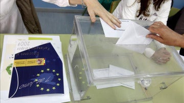 Votantes en una mesa electoral en las elecciones europeas de 2009