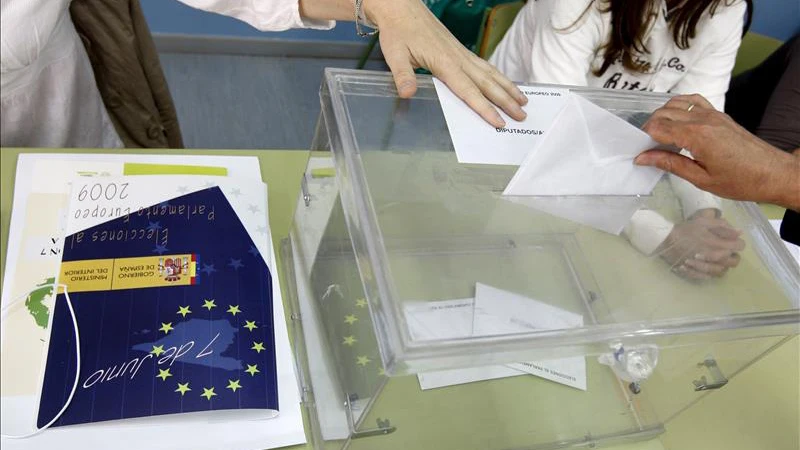 Votantes en una mesa electoral en las elecciones europeas de 2009