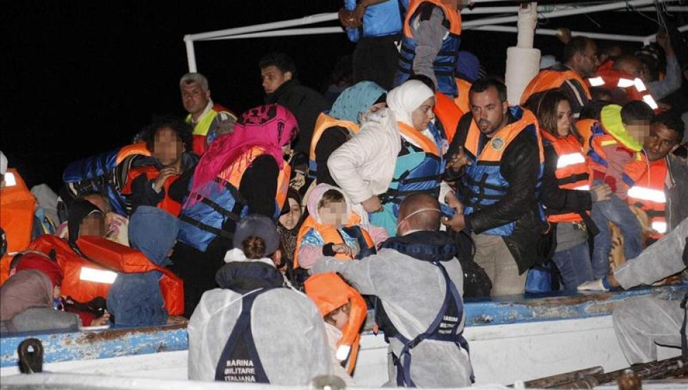 Rescate de inmigranetes por parte de la Marina Italiana
