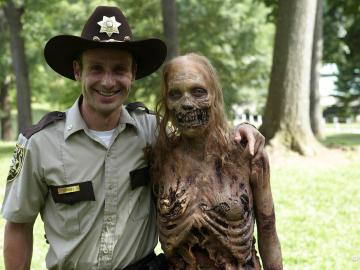 El protagonista de Walking Dead, con uno de los zombies
