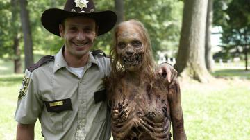 El protagonista de Walking Dead, con uno de los zombies