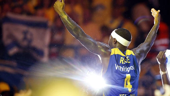 Tyrese Rice celebra con los aficionados del Maccabi el triunfo del equipo israelí Tyrese Rice celebra con los aficionados del Maccabi el triunfo del equipo israelí