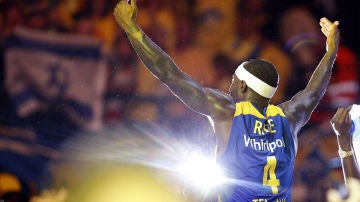 Tyrese Rice celebra con los aficionados del Maccabi el triunfo del equipo israelí