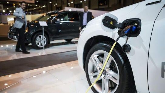 Detalle de un coche el&eacute;ctrico en la Feria del Autom&oacute;vil de Madrid.