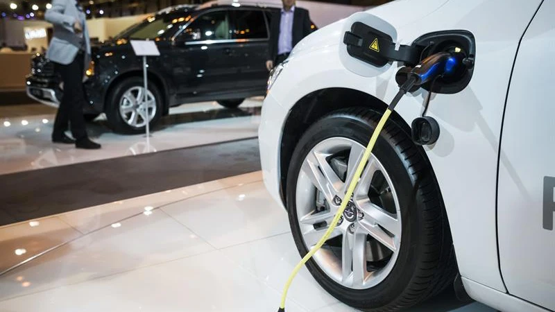 Detalle de un coche eléctrico en la Feria del Automóvil de Madrid.