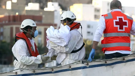Personal de Salvamento Marítimo traslada a tierra al bebé nacido Personal de Salvamento Marítimo traslada a tierra al bebé nacido