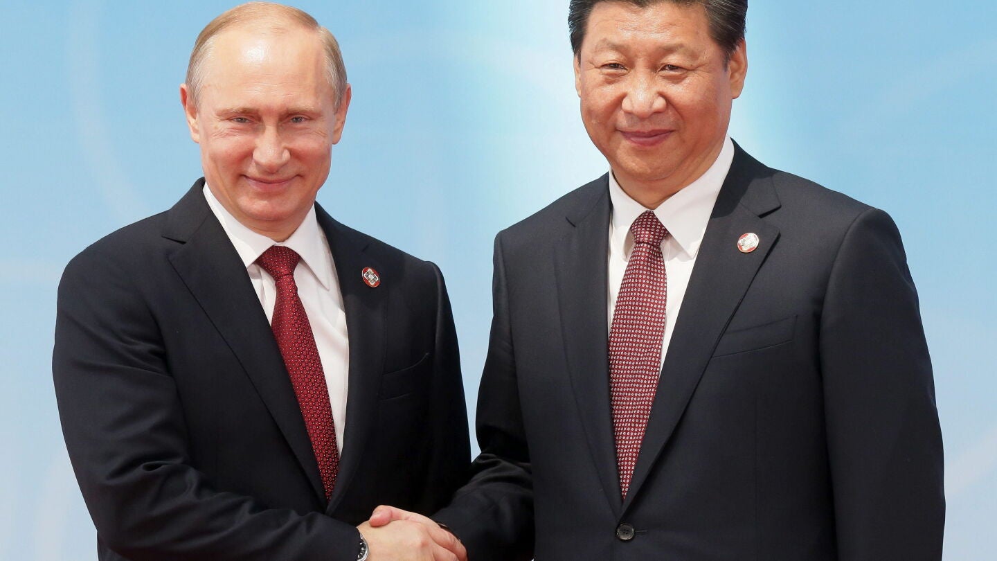 El presidente ruso, Vlad&iacute;mir Putin (izq), estrecha la mano a su hom&oacute;logo chino, Xi Jinping (dcha)