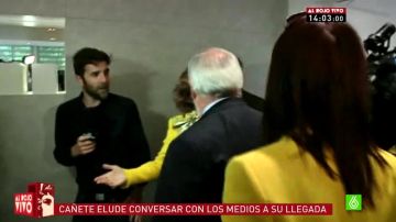 Gonzo trata de hablar con Cañete