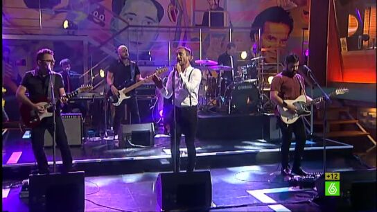 Love of Lesbian canta en En el aire "Manifiesto delirista"