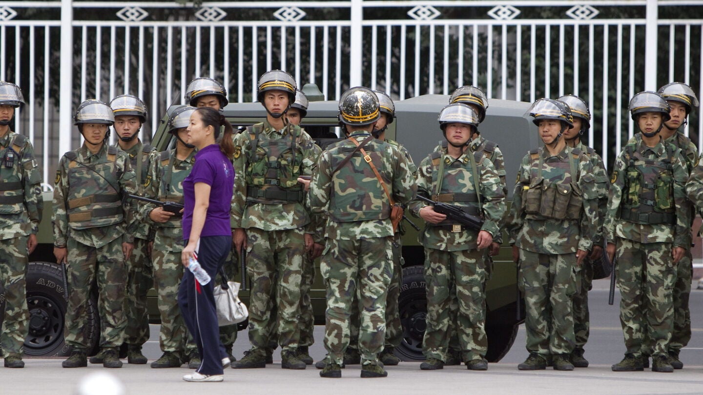 Fuerzas de seguridad patrullan Urumqi
