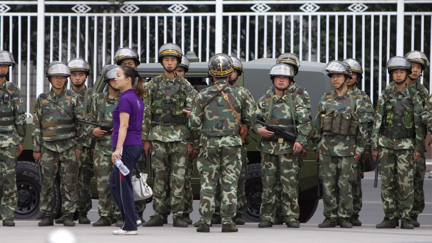 Fuerzas de seguridad patrullan Urumqi Fuerzas de seguridad patrullan Urumqi