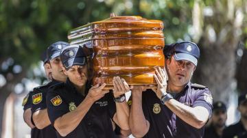 Féretro del policía apuñado en Málaga