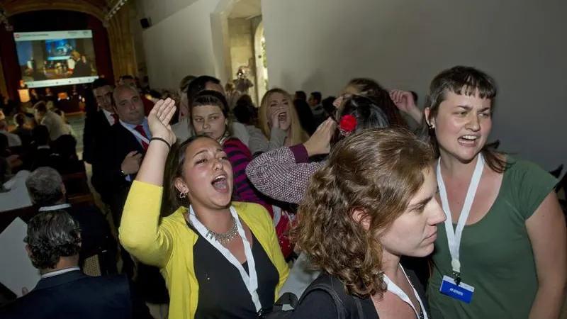 Varias mujeres defendiendo el aborto libre y gratuito