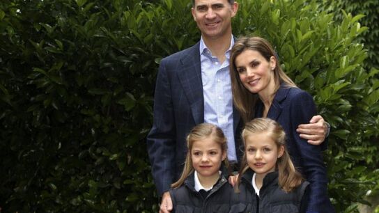 Los pr&iacute;ncipes de Astuiras junto a sus hijas