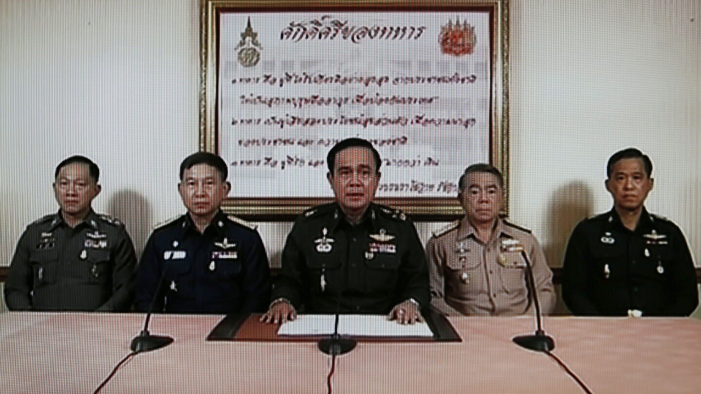 Imagen tomada de la televisi&oacute;n que muestra al jefe del Ej&eacute;rcito tailand&eacute;s, Prayuth Chan-Ocha (c)