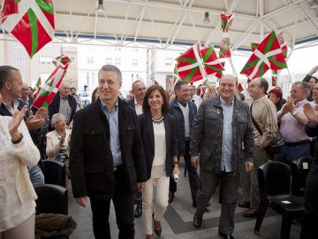La candidata del PNV al Parlamento Europeo, Izaskun Bilbao, junto con el lehendakari, Iñigo Urkullu La candidata del PNV al Parlamento Europeo, Izaskun Bilbao, junto con el lehendakari, Iñigo Urkullu