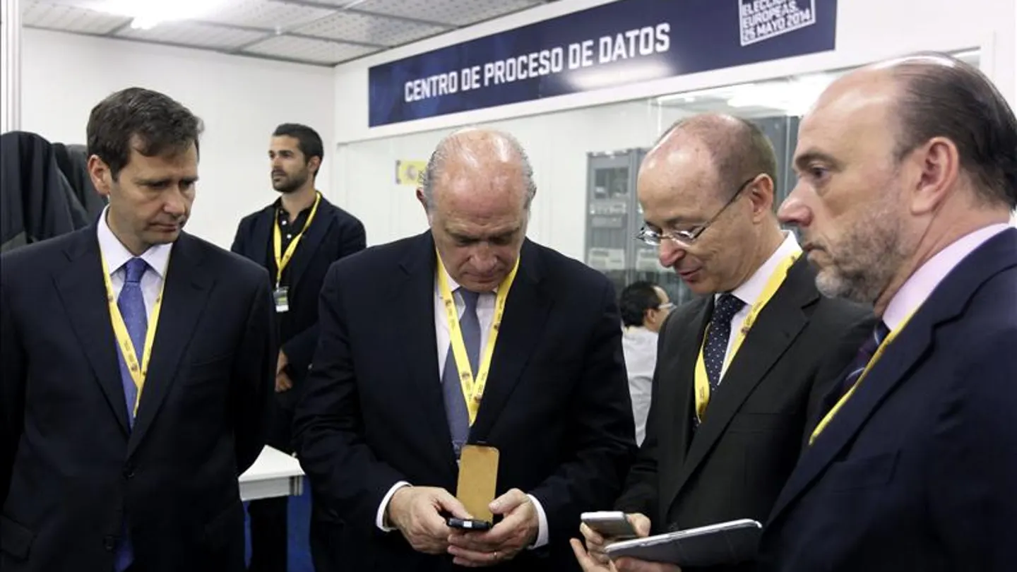 El ministro del Interior visita el centro de datos de las elecciones europeas El ministro del Interior visita el centro de datos de las elecciones europeas