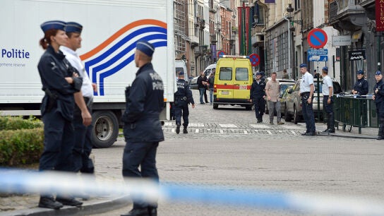 Los agentes de polic&iacute;a acordonan la zona donde hoy se produjo un tiroteo, cerca del Museo Jud&iacute;o de Bruselas