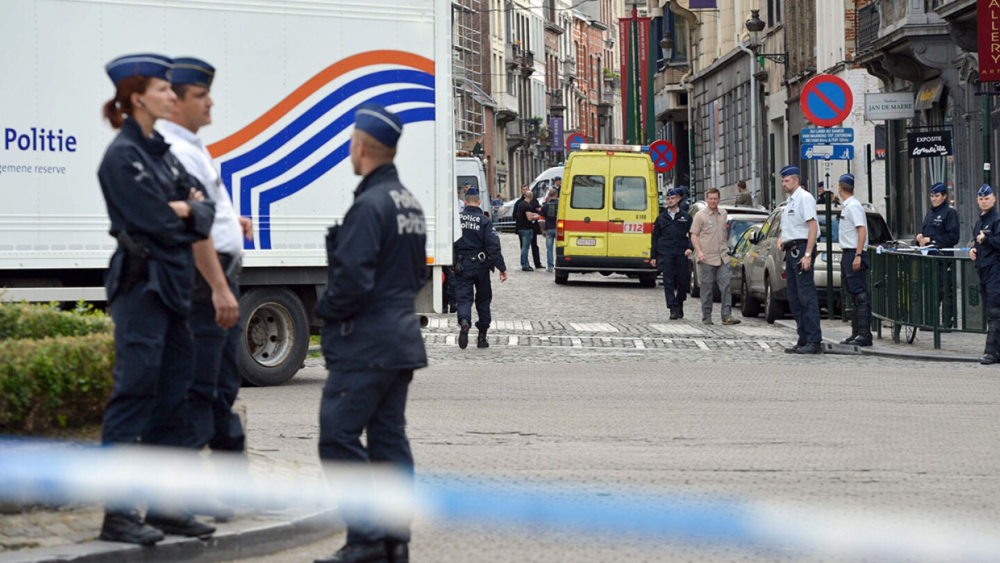Los agentes de polic&iacute;a acordonan la zona donde hoy se produjo un tiroteo, cerca del Museo Jud&iacute;o de Bruselas