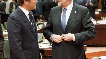 Rajoy conversa con el primer ministro portugués, Pedro Passos Coelho 