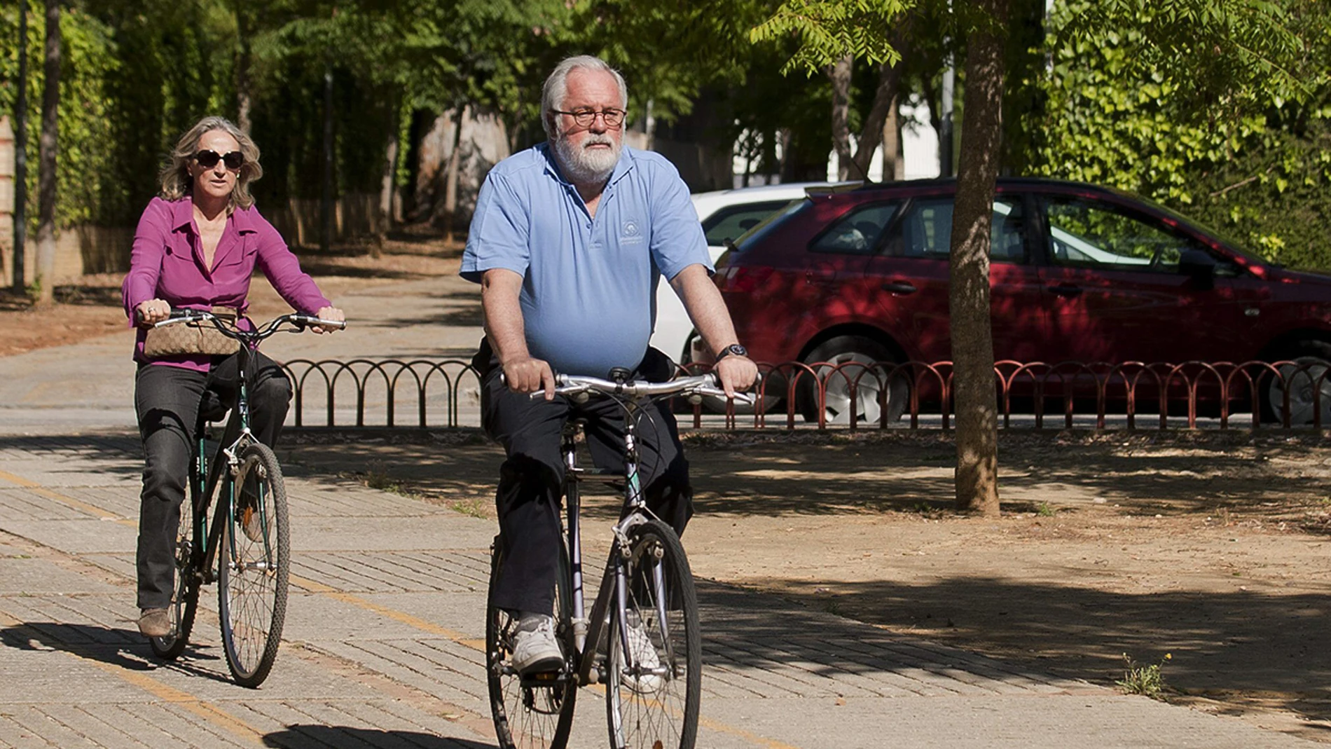 Miguel Arias Cañete, montando en bicicleta junto a su esposa