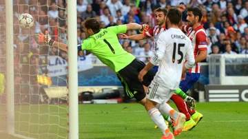 Casillas intenta atrapar el remate de Godín