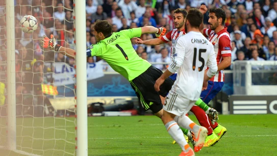 Casillas intenta atrapar el remate de Godín Casillas intenta atrapar el remate de Godín