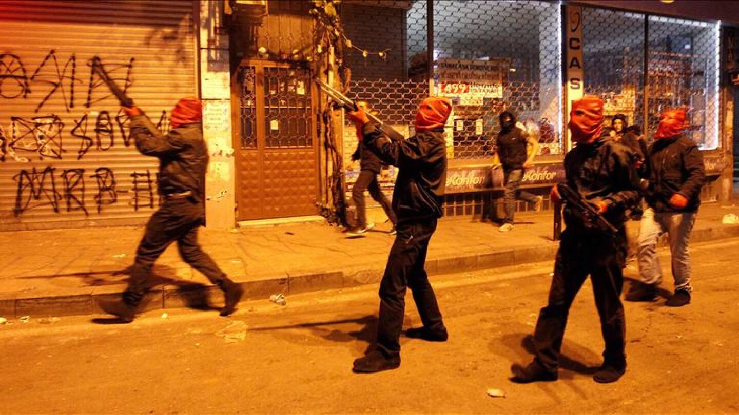 Fuego cruzado entre polic&iacute;a y manifestantes tras la muerte de dos personas en Turqu&iacute;a