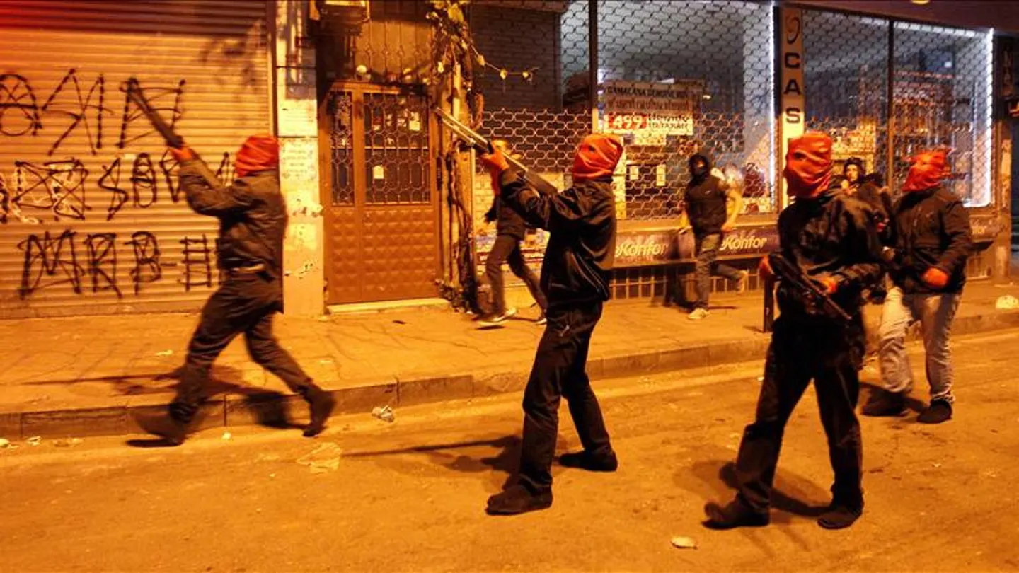 Fuego cruzado entre policía y manifestantes tras la muerte de dos personas en Turquía Fuego cruzado entre policía y manifestantes tras la muerte de dos personas en Turquía