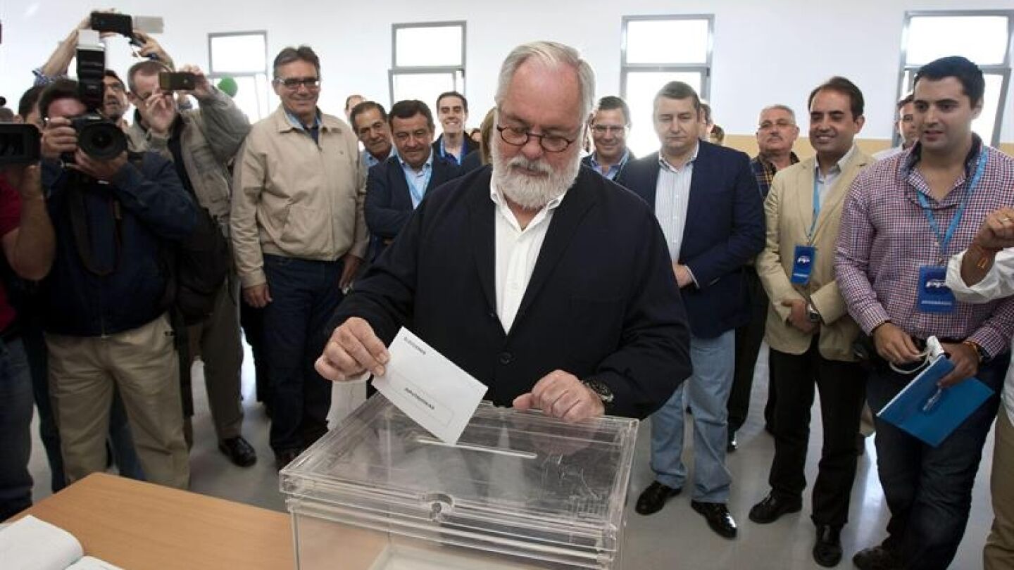Arias Ca&ntilde;ete emite su voto
