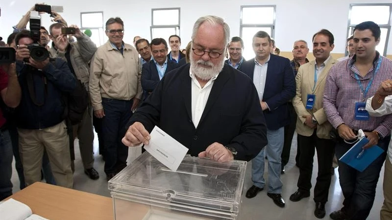 Arias Cañete emite su voto